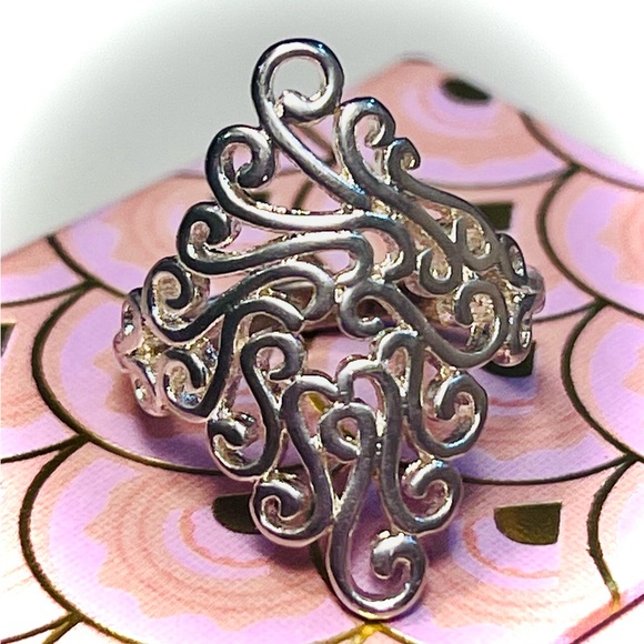 Jewelry - Elegant Silver Swirl Ring